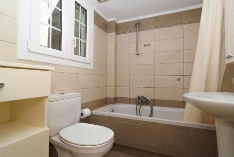 4 Bedrooms Villa