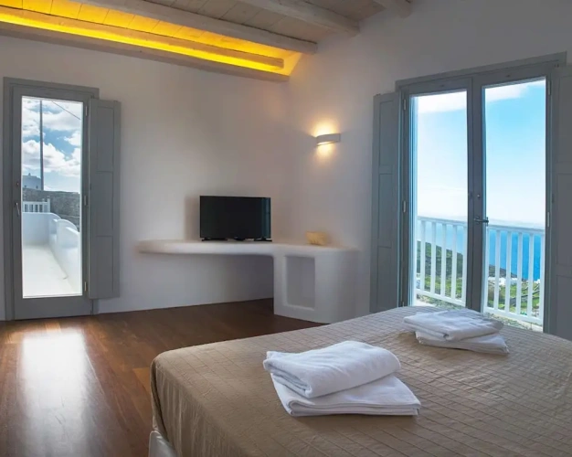 5 Bedrooms Villa