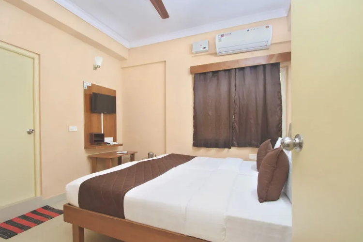 OYO 23743 Hotel Nash Inn