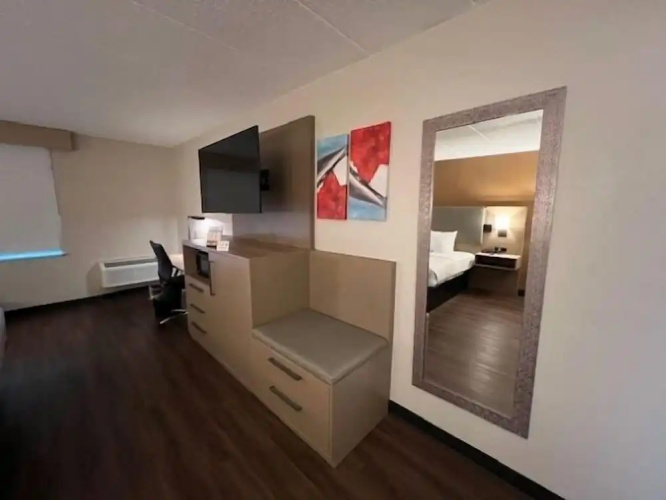 Lansing Delta West Hotel