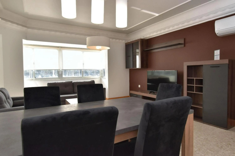 2 bedroom, central and spacious with sea view