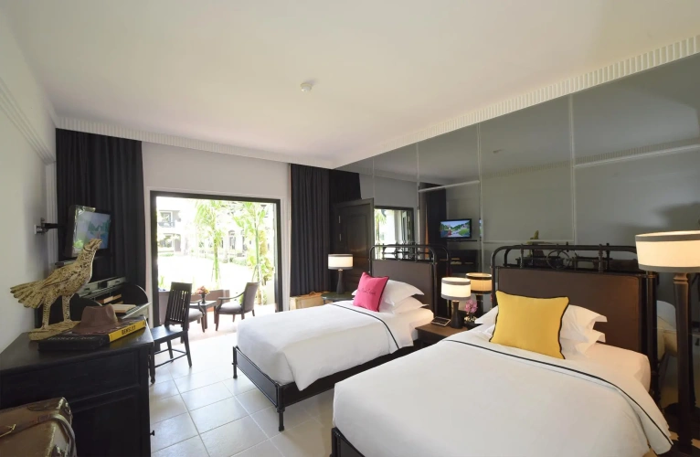Standard Twin room with pool view