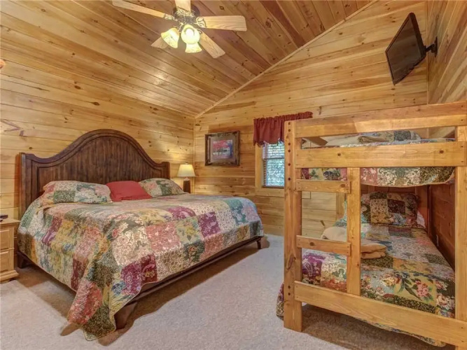 Mountain Haven 3 Bedroom Home with Hot Tub