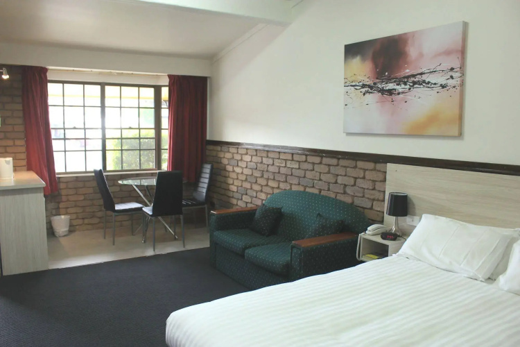 Olde Tudor Hotel