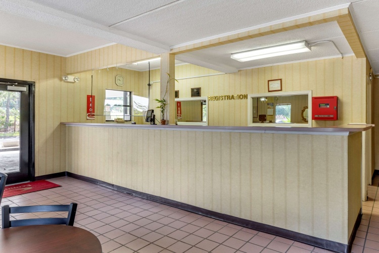 Econo Lodge Inn & Suites Lugoff - Camden, SC