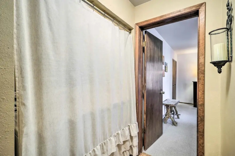 Rustic Condo w/ Deck < 1 Mi to Angel Fire Resort!