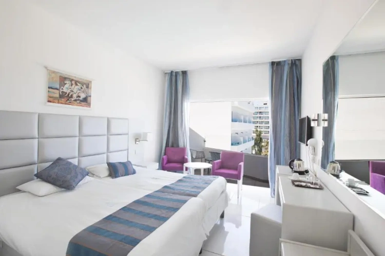 Standard room with partial sea view