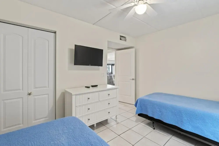Just Beachy~ocean View~2nd Fl 2 Bedroom Condo by RedAwning