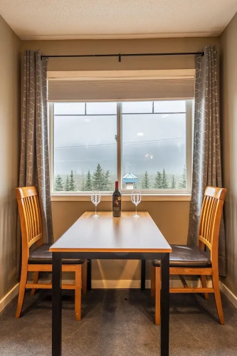 Banff Boundary Lodge Mountainview Studio