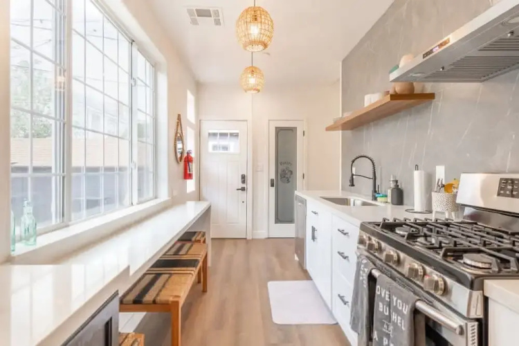 Stylish 2-bedroom Walking Distance to Downtown