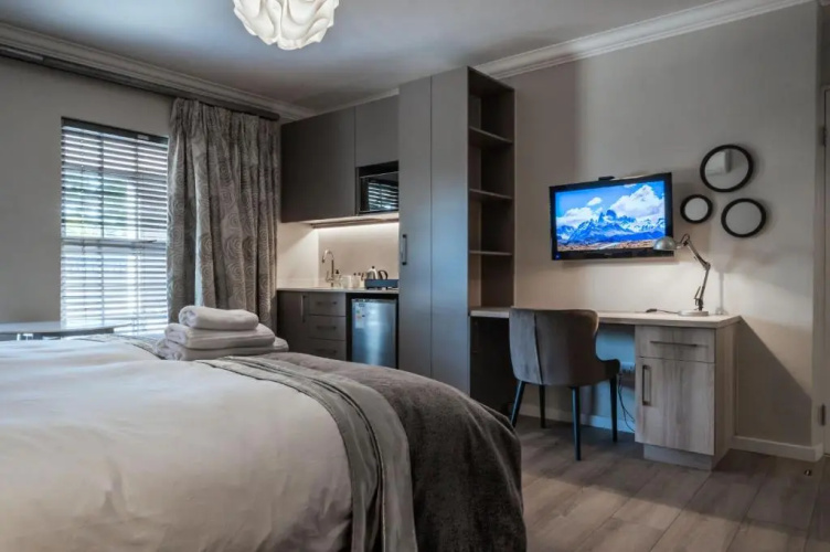 Royal Albert Suites