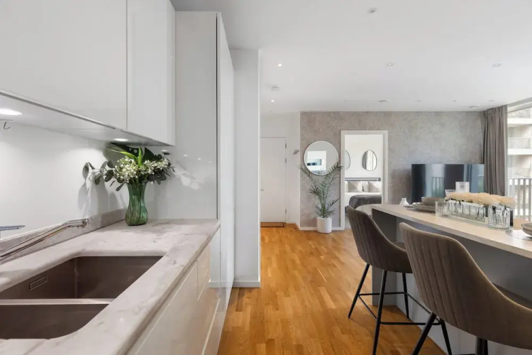 2 Bed-sleeps 4-balcony-family Friendly
