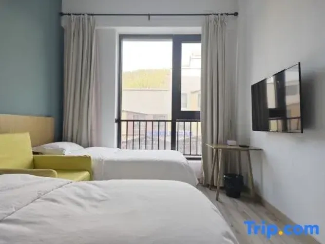 Standard Twin room with garden view
