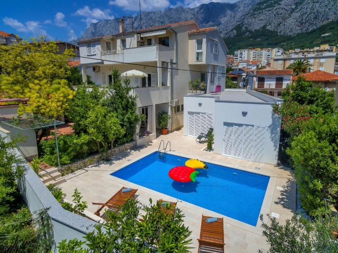 Apartment with pool view