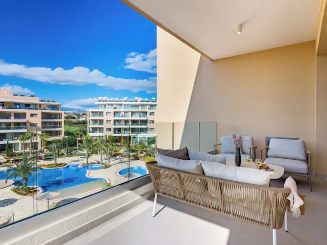 2 Bedrooms Apartment with garden view