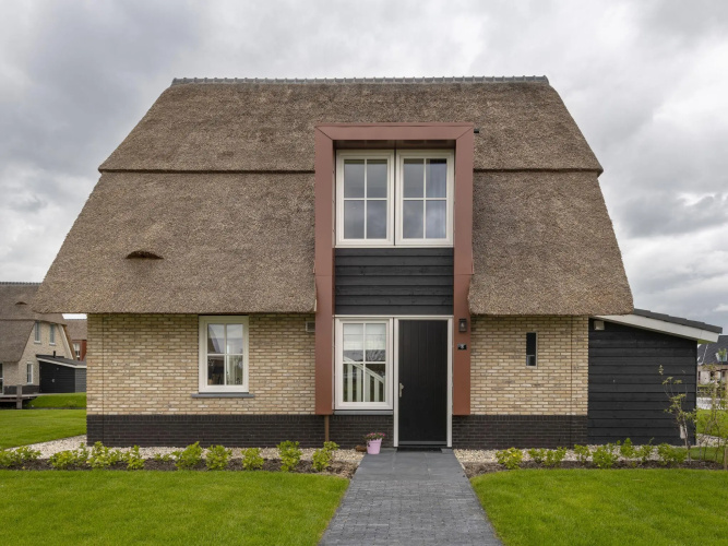 Villa With a Sauna in Tjeukemeer