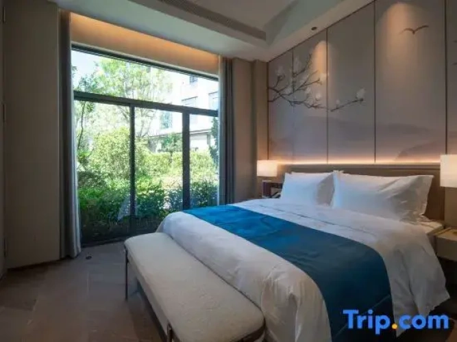 2 Bedrooms Suite with courtyard view