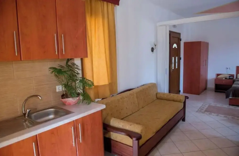 A Spacious and Bright Studio With Balcony No1111