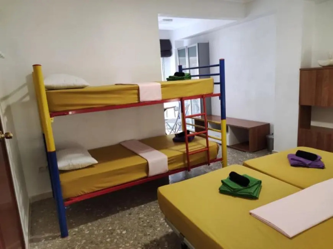 35-4- КОМНАТА в квартире с раздельными кроватями и холодильником для от 1 до 5 человек в центре Аликанте