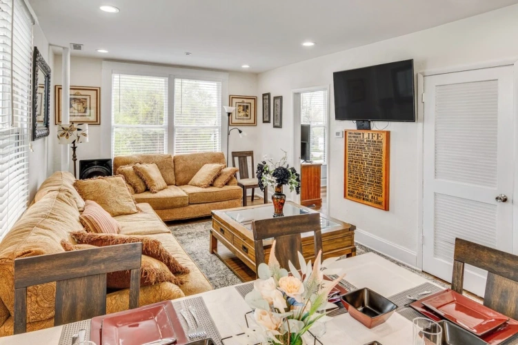 2 Bedrooms Apartment
