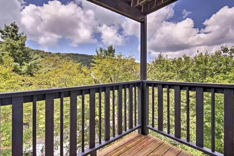 Beech Mountain Condo w/ Balcony, Walk to Resort!