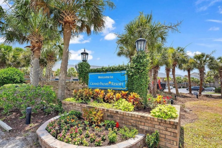 Pelicans Reef Large 2BR Condo w/ Vaulted Ceilings, Loft Bedroom & Space for 8 Guests