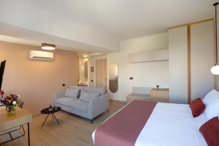 The City Hotel & Suites