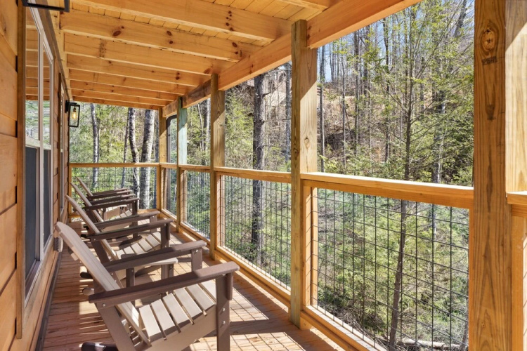 Hillside Hideaway 3 Bedroom Cabin by RedAwning