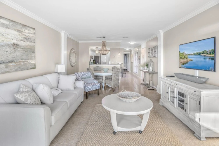 823 Harbour Point