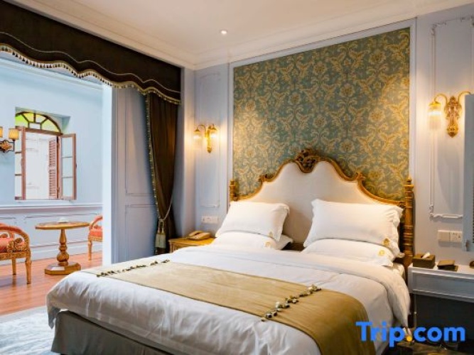 Standard Double room with street view