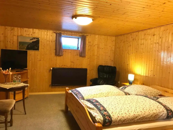 Schönes Kellerzimmer mit Bad