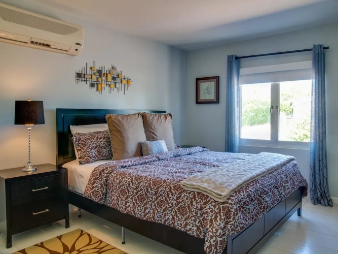 4 Bedrooms Apartment