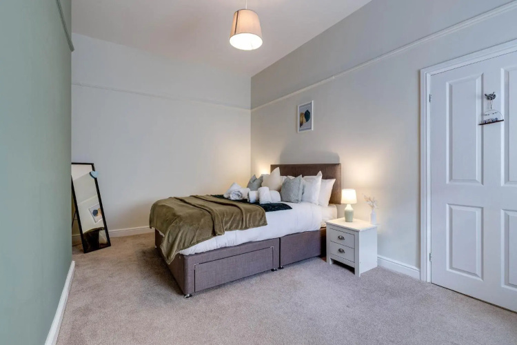 Luxury 2 Bed Garden Apartment With Parking