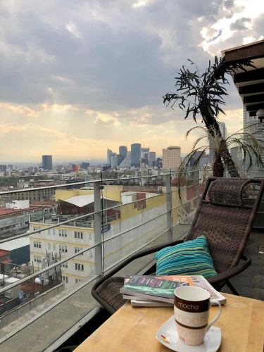 Apartment Downtown with Balcony 12 C