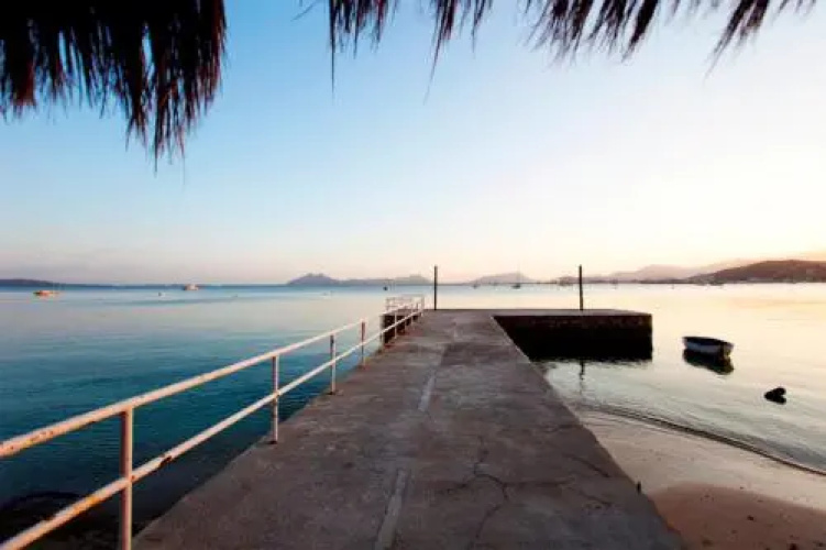 Modern marina seafront apartment