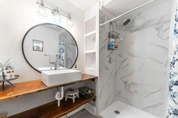 Spacious Duplex for 14 in Downtown