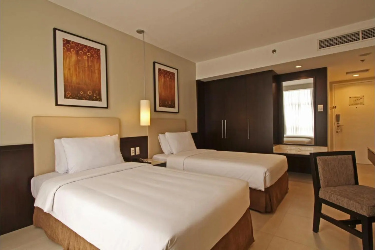 The B Hotel
