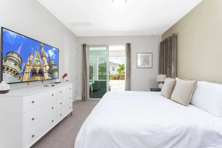 Gorgeous 8 Bedroom Single Home With Private Pool -ec7724