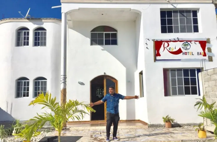 Regi Hotel & Bar