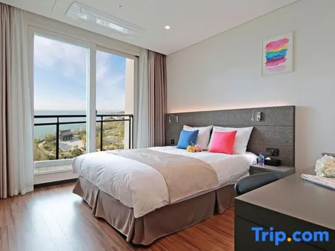 1 Bedroom Premier Twin Family room