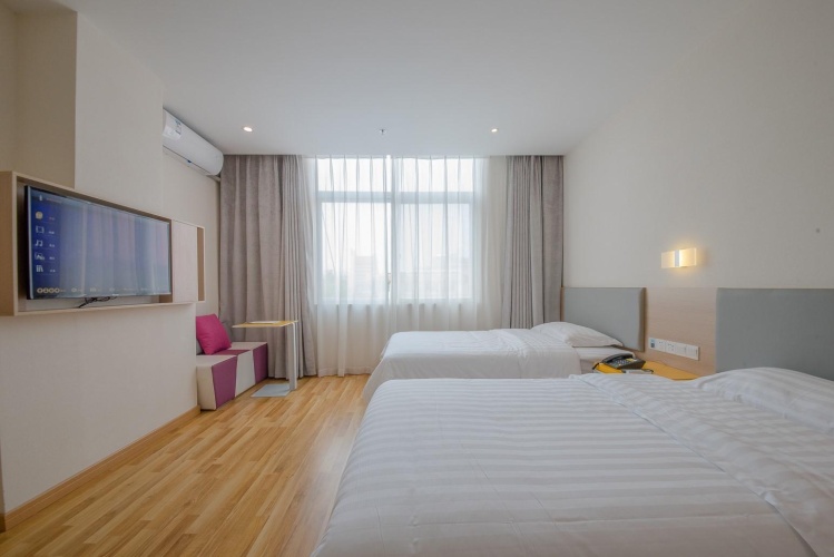 Standard Twin room with city view