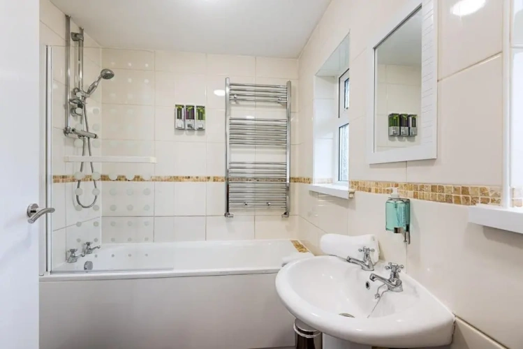 3 Bedrooms Apartment