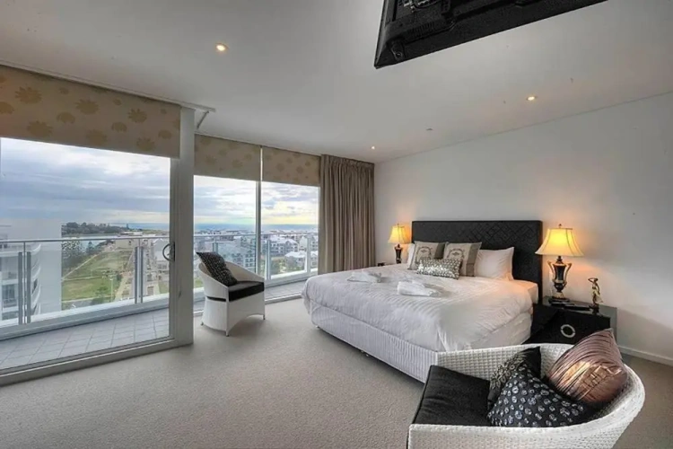 3 Bedrooms Apartment