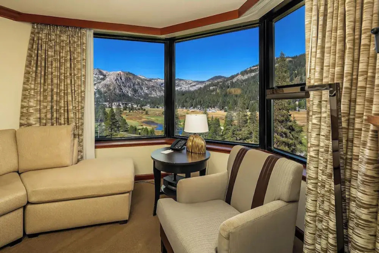 Sweeping Views & Access to Slopes: Everline Condo