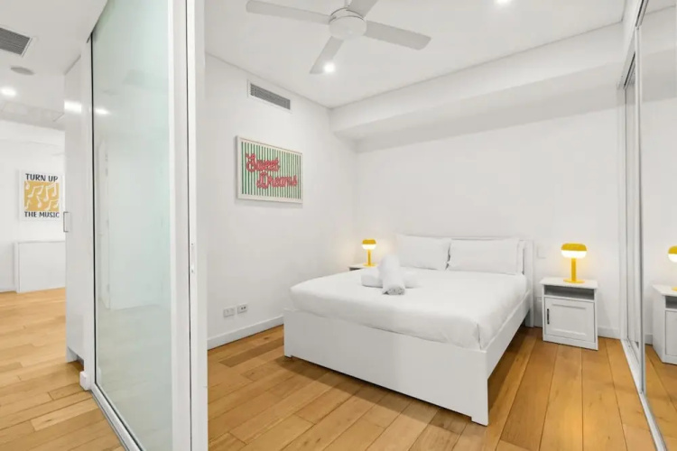 Central Luminous 2 Beds With Balcony Aircon