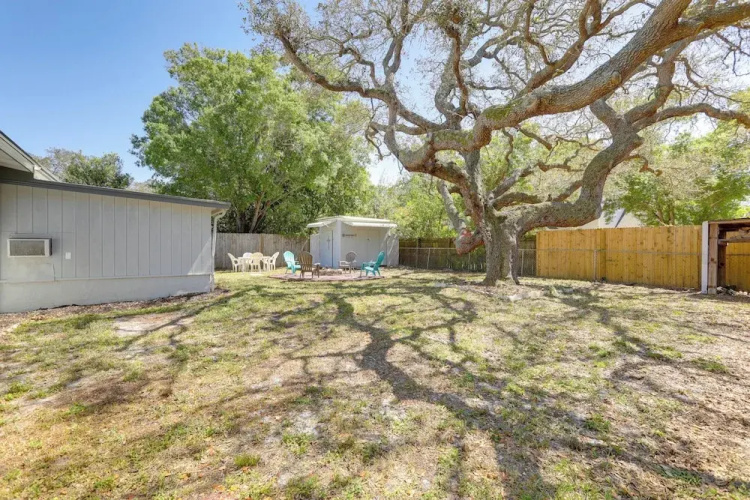 Pet-friendly Largo Escape w/ Fire Pit!