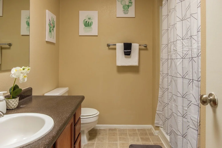 2 BR Apt w/ Pool, Laundry & Wifi by Frontdesk