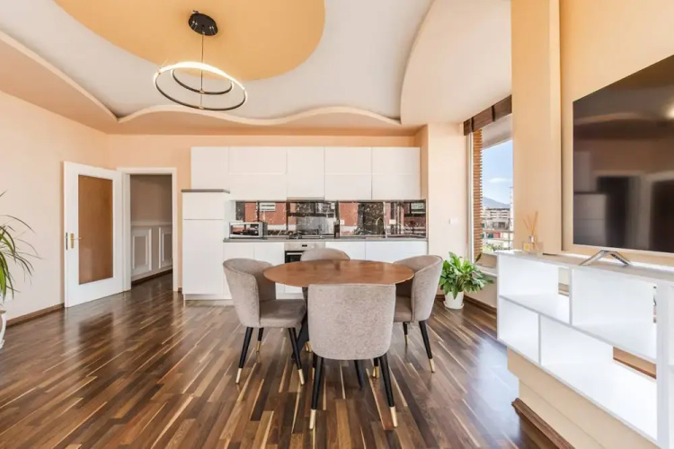 Spacious City-view Apartment Overlooking Shkod r