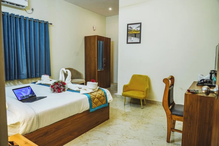 Deluxe Triple room with city view