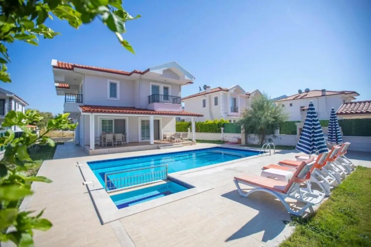 4 Bedrooms Villa